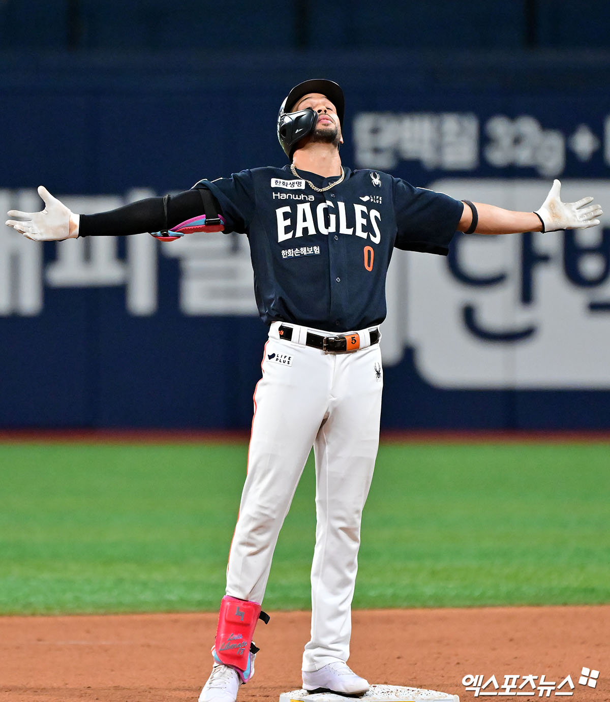 5일 오후 서울 구로구 고척스카이돔에서 열린 '2025 신한 SOL Bank KBO리그' 한화 이글스와 키움 히어로즈의 경기, 9회초 1사 2루 한화 리베라토가 1타점 2루타를 날리고 있다. 엑스포츠뉴스DB