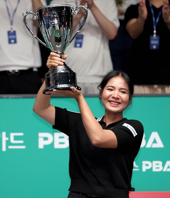 스롱 피아비가 지난 6일 '하나카드 LPBA 챔피언십' 시상식이 끝나고 기념 자신을 찍고 있다. PBA