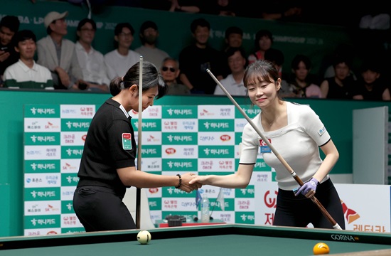 지난 6일 '하나카드 LPBA 챔피언십' 우승자 스롱 피아비와 준우승자 김보라가 악수를 나누고 있다. PBA