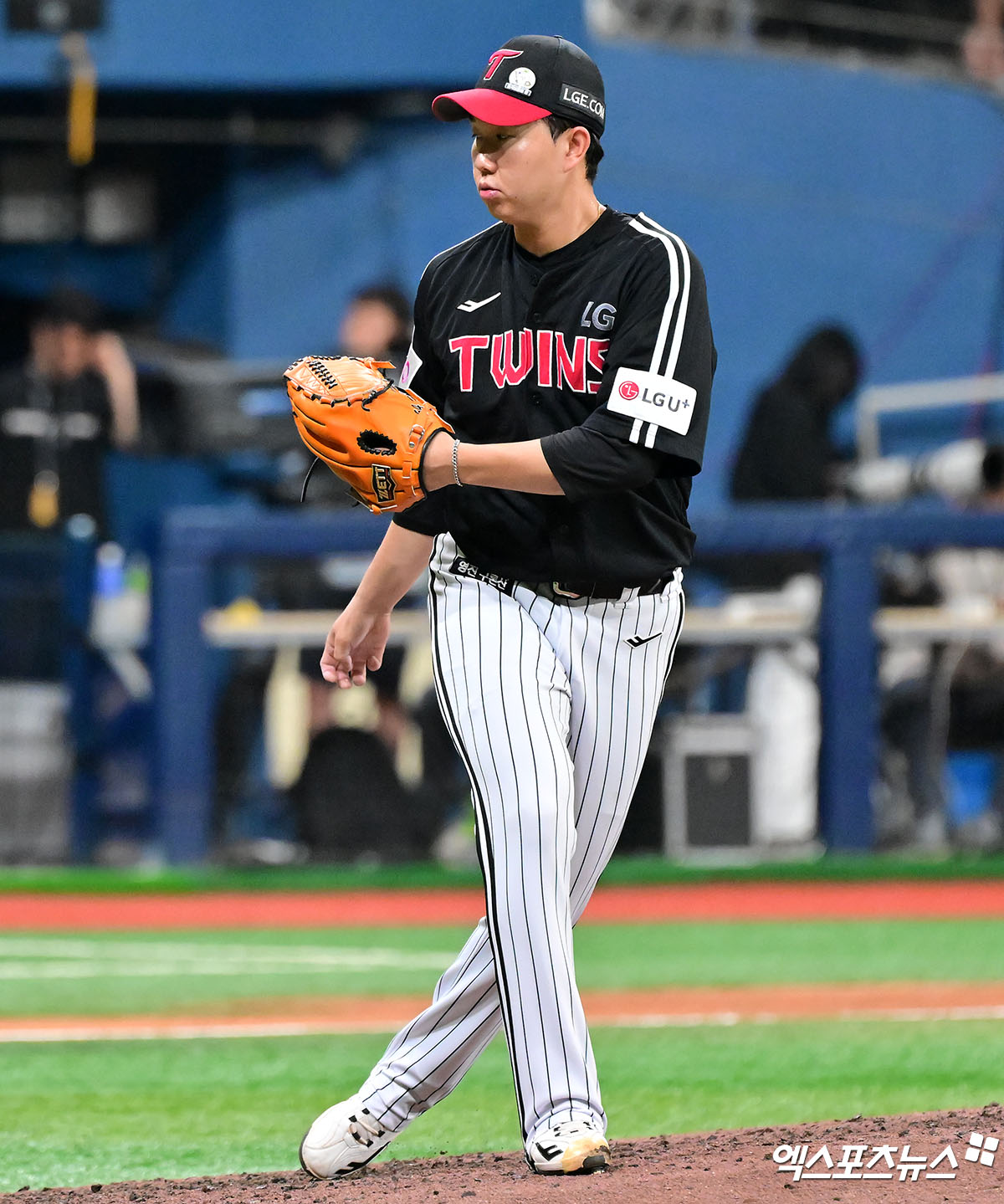 지난달 8일 오후 서울 구로구 고척스카이돔에서 열린 '2025 신한 SOL Bank KBO리그' LG 트윈스와 키움 히어로즈의 경기, 9회말 LG 유영찬이 공을 힘차게 던지고 있다. 엑스포츠뉴스 DB