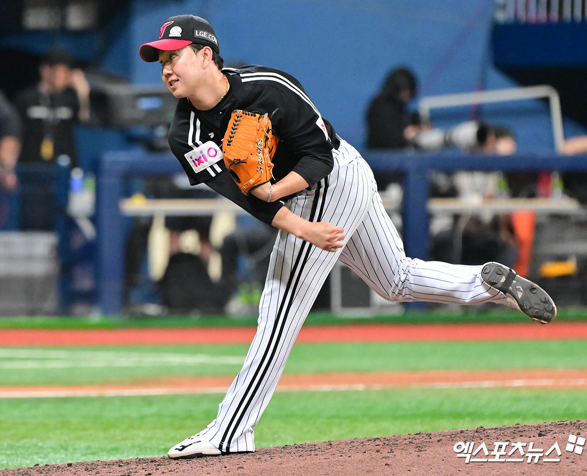 지난달 8일 오후 서울 구로구 고척스카이돔에서 열린 '2025 신한 SOL Bank KBO리그' LG 트윈스와 키움 히어로즈의 경기, 9회말 LG 유영찬이 공을 힘차게 던지고 있다. 엑스포츠뉴스 DB