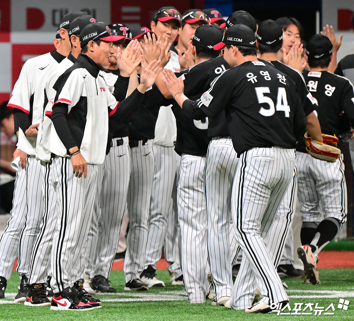 지난달 8일 오후 서울 구로구 고척스카이돔에서 열린 '2025 신한 SOL Bank KBO리그' LG 트윈스와 키움 히어로즈의 경기, 이날 경기에서 승리한 LG 염경엽 감독이 선수단과 하이파이브를 하고 있다. 엑스포츠뉴스 DB