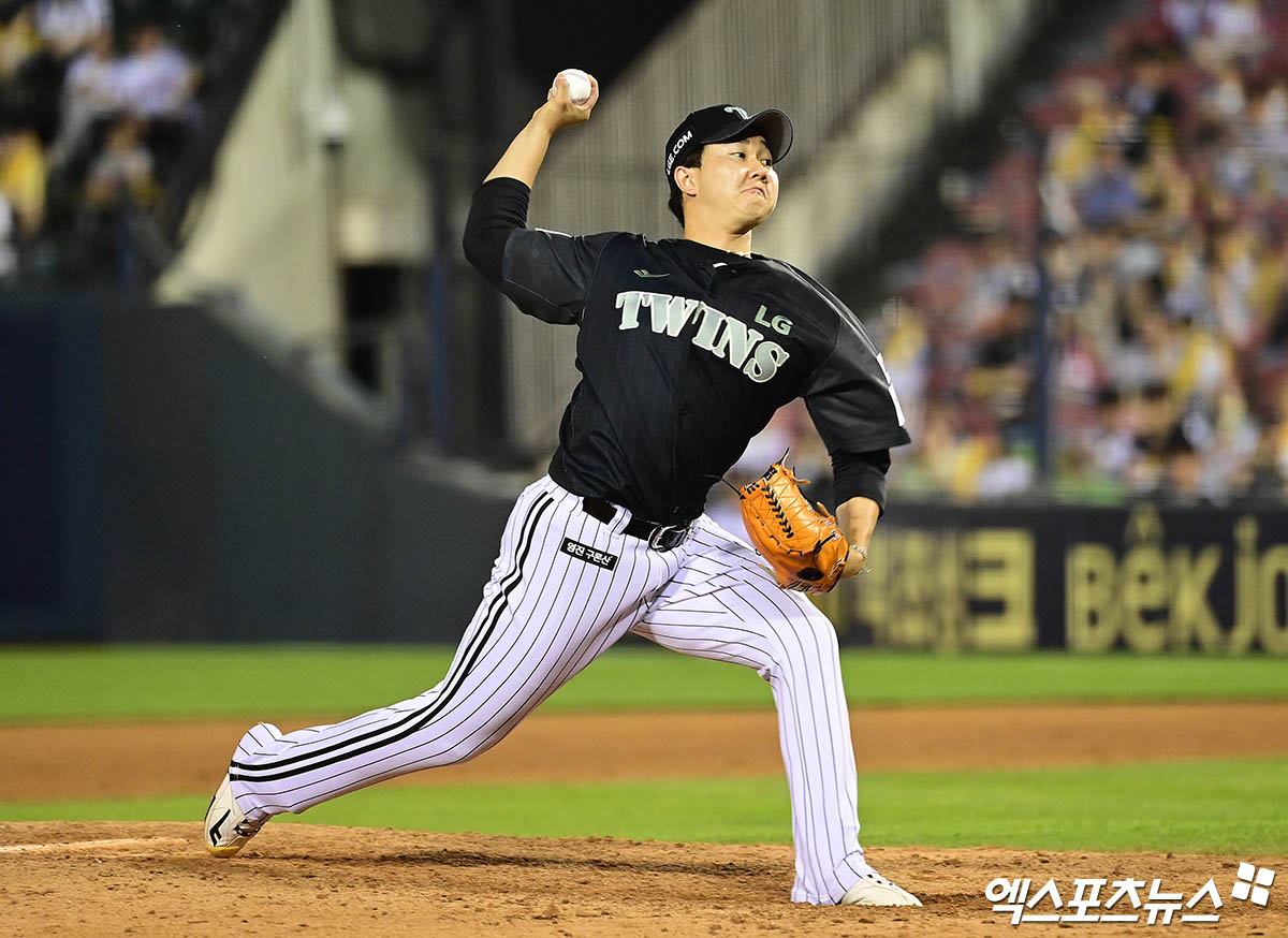 지난달 8일 오후 서울 구로구 고척스카이돔에서 열린 '2025 신한 SOL Bank KBO리그' LG 트윈스와 키움 히어로즈의 경기, LG가 송승기의 7이닝 완벽투와 김현수-문보경의 투런 홈런에 힙입어 키움에 7:2로 승리했다.  이날 경기에서 승리한 LG 염경엽 감독이 선수단과 하이파이브를 하고 있다. 엑스포츠뉴스 DB