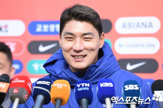 동아시안컵 우승에 도전하는 홍명보호가 첫 경기인 중국전 선발 명단을 공개했다. 홍명보 감독은 베테랑 공격수 주민규에게 공격을 맡긴다. 이번 대회를 통해 선수들에게 경험을 쌓을 기회를 줄 생각인 중국은 2006년생 공격수 왕위동을 선발로 꺼냈다. 1990년생과 2006년생, 16살 차이 두 공격수의 맞대결에 관심이 쏠린다. 사진 엑스포츠뉴스 DB