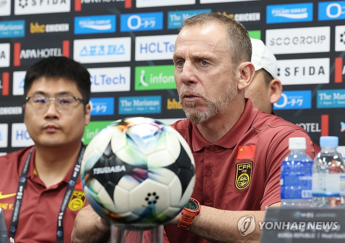 동아시안컵 우승에 도전하는 홍명보호가 첫 경기인 중국전 선발 명단을 공개했다. 홍명보 감독은 베테랑 공격수 주민규에게 공격을 맡긴다. 이번 대회를 통해 선수들에게 경험을 쌓을 기회를 줄 생각인 중국은 2006년생 공격수 왕위동을 선발로 꺼냈다. 1990년생과 2006년생, 16살 차이 두 공격수의 맞대결에 관심이 쏠린다. 사진 연합뉴스