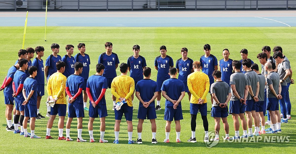 동아시안컵 우승에 도전하는 홍명보호가 첫 경기인 중국전 선발 명단을 공개했다. 홍명보 감독은 베테랑 공격수 주민규에게 공격을 맡긴다. 이번 대회를 통해 선수들에게 경험을 쌓을 기회를 줄 생각인 중국은 2006년생 공격수 왕위동을 선발로 꺼냈다. 1990년생과 2006년생, 16살 차이 두 공격수의 맞대결에 관심이 쏠린다. 사진 연합뉴스