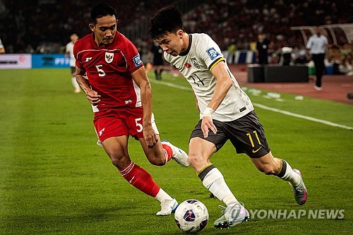 동아시안컵 우승에 도전하는 홍명보호가 첫 경기인 중국전 선발 명단을 공개했다. 홍명보 감독은 베테랑 공격수 주민규에게 공격을 맡긴다. 이번 대회를 통해 선수들에게 경험을 쌓을 기회를 줄 생각인 중국은 2006년생 공격수 왕위동을 선발로 꺼냈다. 1990년생과 2006년생, 16살 차이 두 공격수의 맞대결에 관심이 쏠린다. 사진 연합뉴스