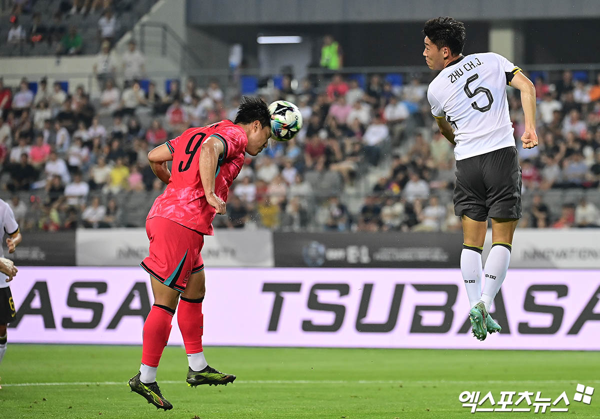 한국이 이동경의 환상적인 선제골과 주민규의 추가골로 2점 차 리드를 가져온 채 전반전을 마쳤다. 이번 대회 우승에 도전하는 홍명보호는 중국과의 1차전에서 경기 초반 터진 이동경의 환상적인 선제골과 주민규의 추가골로 리드를 2점차로 벌리고 하프타임을 맞이했다. 사진 용인, 박지영 기자