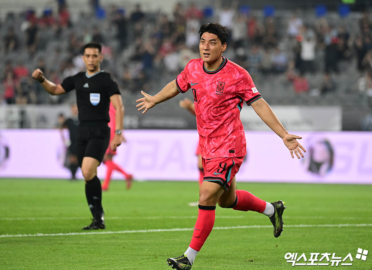 한국이 이동경의 환상적인 선제골과 주민규의 추가골로 2점 차 리드를 가져온 채 전반전을 마쳤다. 이번 대회 우승에 도전하는 홍명보호는 중국과의 1차전에서 경기 초반 터진 이동경의 환상적인 선제골과 주민규의 추가골로 리드를 2점차로 벌리고 하프타임을 맞이했다. 사진 용인, 박지영 기자
