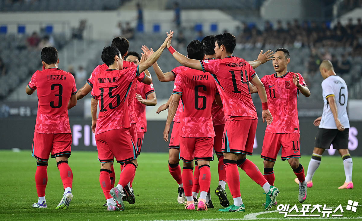 한국이 이동경의 환상적인 선제골과 주민규의 추가골로 2점 차 리드를 가져온 채 전반전을 마쳤다. 이번 대회 우승에 도전하는 홍명보호는 중국과의 1차전에서 경기 초반 터진 이동경의 환상적인 선제골과 주민규의 추가골로 리드를 2점차로 벌리고 하프타임을 맞이했다. 사진 용인, 박지영 기자