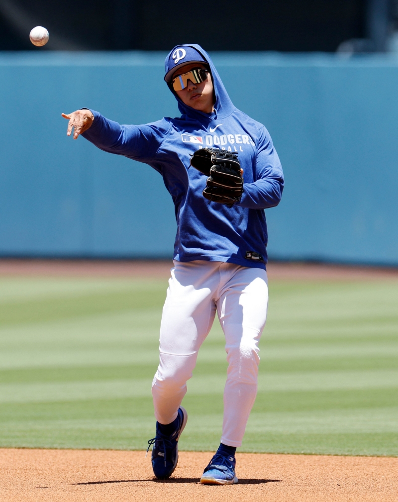 LA 다저스 김혜성이 미국 캘리포니아주 로스앤젤레스의 다저스타디움에서 열린 2025 미국 메이저리그(MLB) 휴스턴 애스트로스와의 홈경기에 6번타자 겸 2루수로 선발 출전해 4타수 1안타를 기록했다. 1회초와 2회초에는 호수비를 선보였다. AFP 연합뉴스