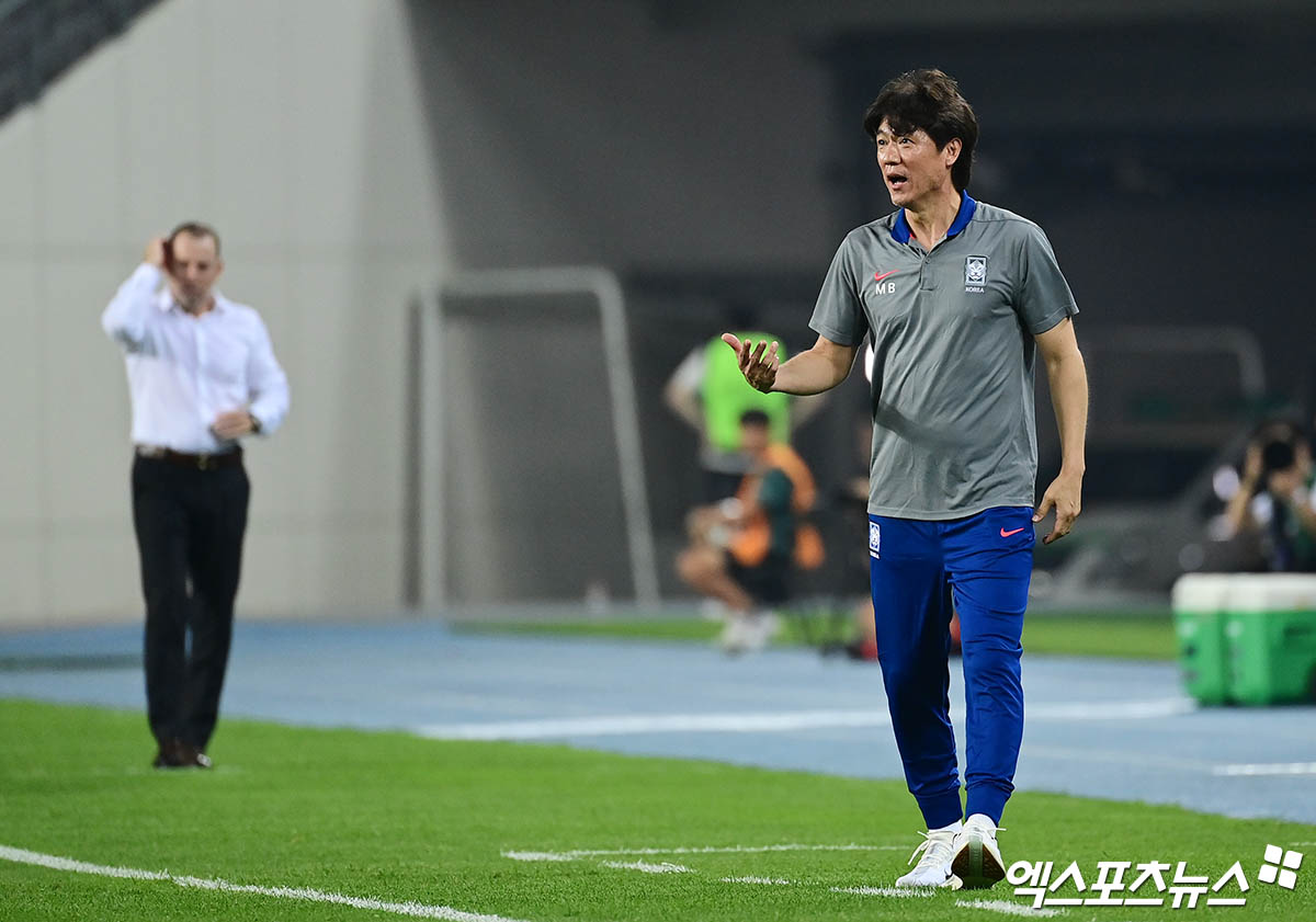 홍명보 대한민국 축구 국가대표팀 감독이 7일 용인 미르 스타디움에서 열린 2025 동아시아축구연맹(EAFF) E-1 챔피언십(동아시안컵) 중국과의 개막전을 지켜보고 있다. 한국은 이날 3-0 완승을 챙겼다. 용인, 박지영 기자