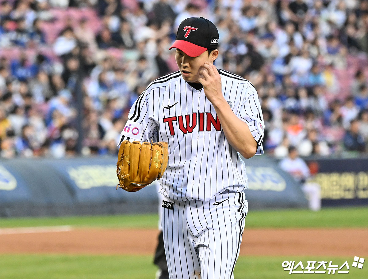 지난 4월 16일 오후 서울 송파구 잠실야구장에서 열린 '2025 신한 SOL Bank KBO리그' 삼성 라이온즈와 LG 트윈스의 경기, 1회초 수비를 마친 LG 선발투수 임찬규가 더그아웃으로 향하고 있다. 엑스포츠뉴스 DB