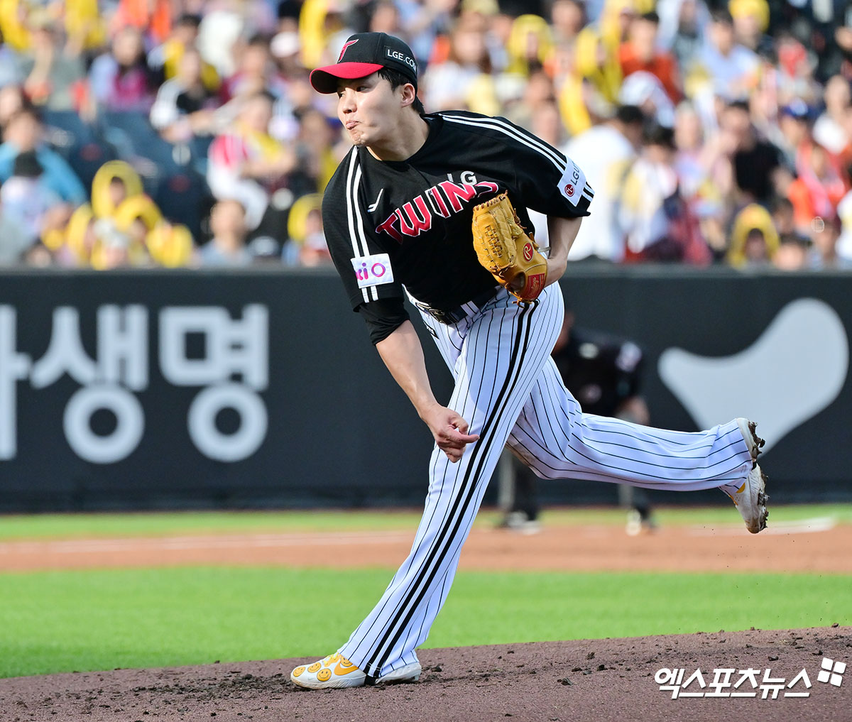 지난 6월 14일 오후 대전 한화생명 볼파크에서 열린 '2025 신한 SOL Bank KBO리그' LG 트윈스와 한화 이글스의 경기, 1회말 LG 선발투수 임찬규가 공을 힘차게 던지고 있다. 엑스포츠뉴스 DB