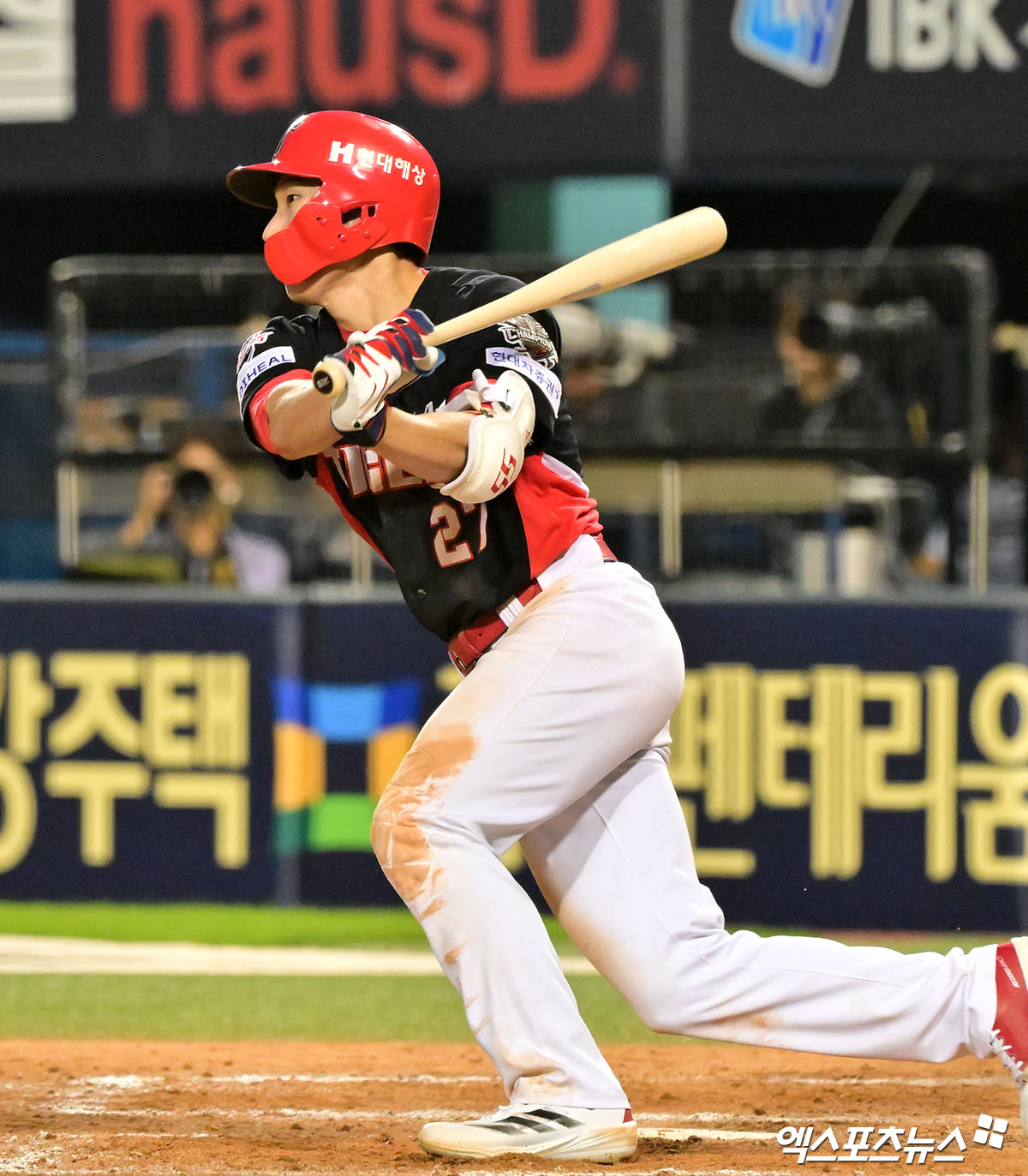 3일 오후 서울 송파구 잠실야구장에서 열린 '2025 신한 SOL Bank KBO리그' KIA 타이거즈와 두산 베어스의 경기, 9회초 1사 KIA 김호령이 좌전안타를 날리고 있다. 엑스포츠뉴스 DB