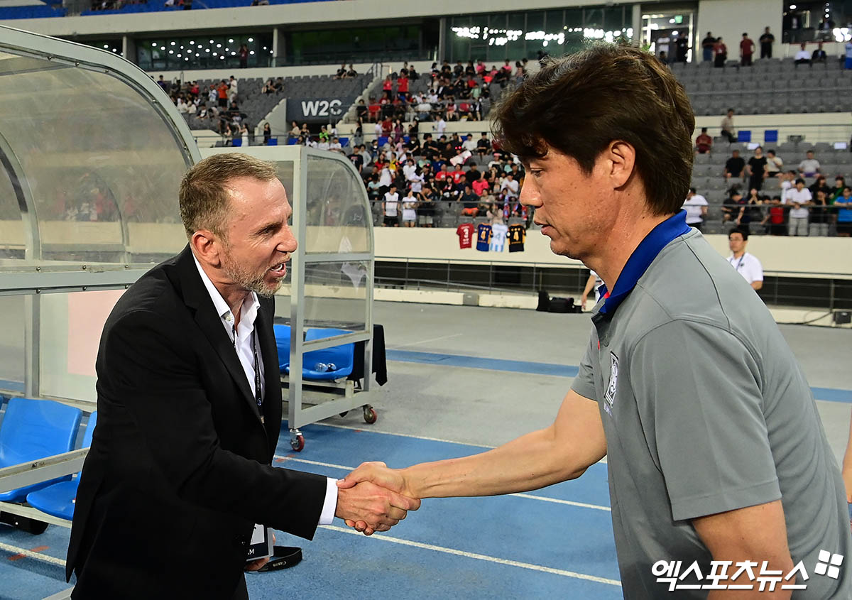 홍명보 대한민국 축구 국가대표팀 감독이 7일 용인 미르 스타디움에서 열린 2025 동아시아축구연맹(EAFF) E-1 챔피언십(동아시안컵) 중국과의 개막전에서 상대팀 사령탑인 데얀 주르예비치 감독과 악수하고 있다. 한국은 이날 3-0 완승을 챙겼다. 용인, 박지영 기자