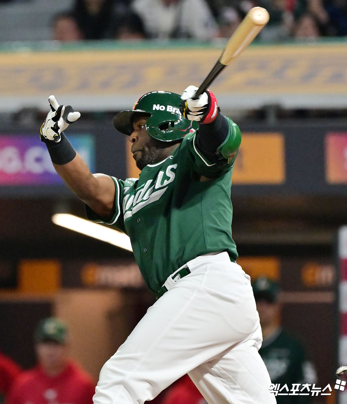 21일 오후 인천SSG랜더스필드에서 열린 '2025 신한 SOL Bank KBO리그' KIA 타이거즈와 SSG 랜더스의 경기, 9회말 1사 1,3루 SSG 에레디아가 1타점 적시타를 날리고 있다. 엑스포츠뉴스 DB