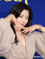 "긴머리 싹뚝" 전지현, 광폭행보에 들썩…'북극성' 흥행 이끌까 [엑's 이슈]