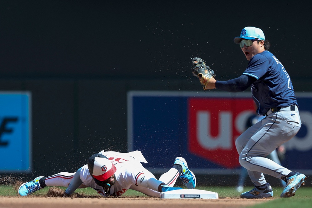 탬파베이 레이스 내야수 김하성이 지난 5일 미네소타 트윈스전에서 부상 복귀전을 치르며 수비에 임하고 있다. AFP 연합뉴스