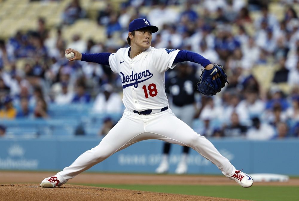 LA 다저스 선발투수 야마모토 요시노부가 올해 미국 메이저리그 정규시즌 경기에 선발 등판해 역투하고 있다. 야마모토는 8일 밀워키 브루어스전에서 1회를 마치지 못한 채 강판당했다. AP 연합뉴스