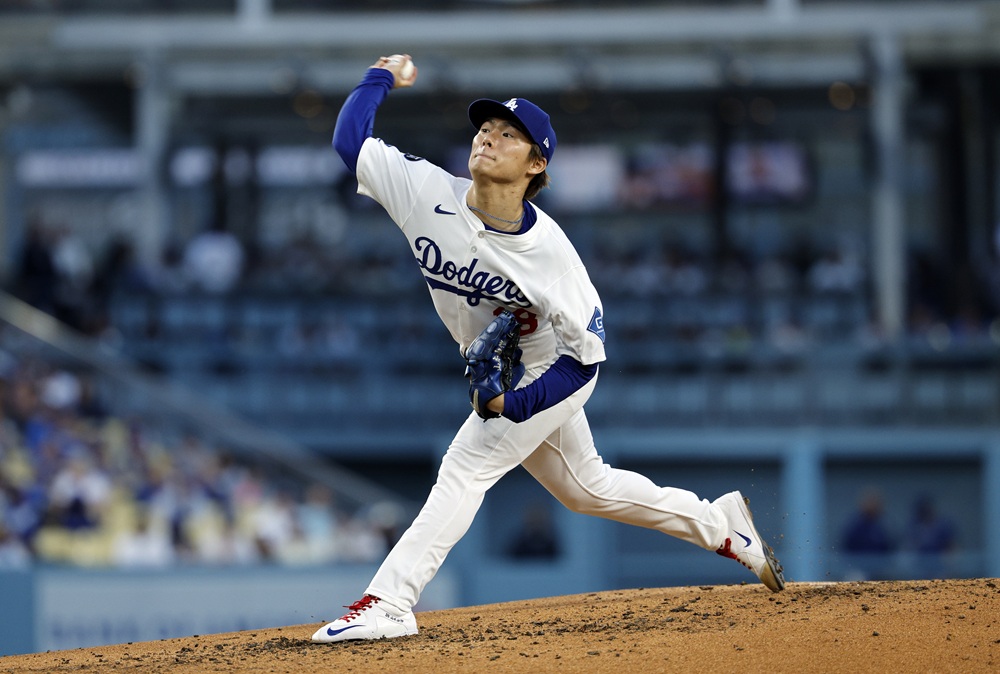 LA 다저스 선발투수 야마모토 요시노부가 올해 미국 메이저리그 정규시즌 경기에 선발 등판해 역투하고 있다. 야마모토는 8일 밀워키 브루어스전에서 1회를 마치지 못한 채 강판당했다. AP 연합뉴스
