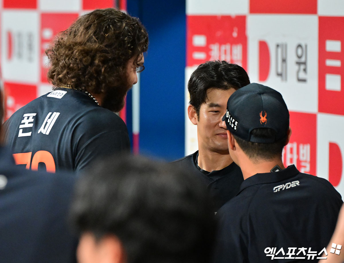 4일 오후 서울 구로구 고척스카이돔에서 열린 '2025 신한 SOL Bank KBO리그' 한화 이글스와 키움 히어로즈의 경기, 7회말 수비를 마친 한화 폰세가 최재훈과 대화를 나누고 있다. 엑스포츠뉴스DB