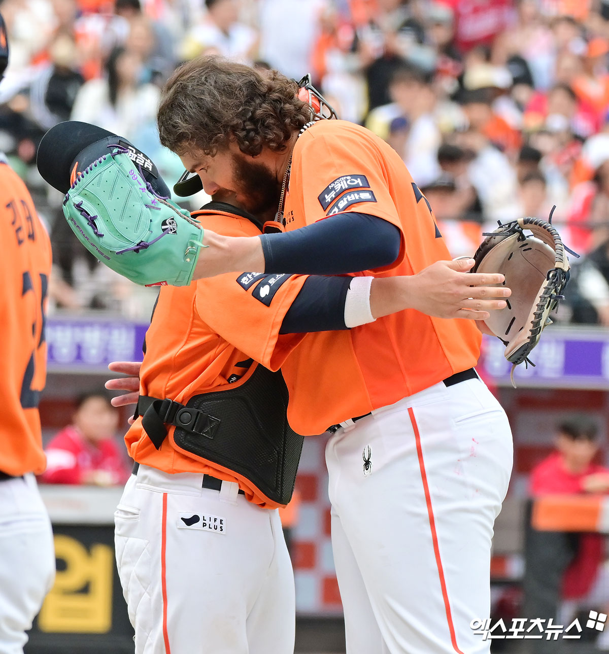 17일 오후 대전 한화생명 볼파크에서 열린 '2025 신한 SOL Bank KBO리그' SSG 랜더스와 한화 이글스의 더블헤더 1차전 경기, 8회초 1사 한화 폰세가 SSG 최준우를 삼진으로 잡으며 한 경기 최다 탈삼진 18개를 기록했다. 8회초 수비를 마친 한화 폰세가 최재훈과 포옹을 하고 있다. 엑스포츠뉴스DB