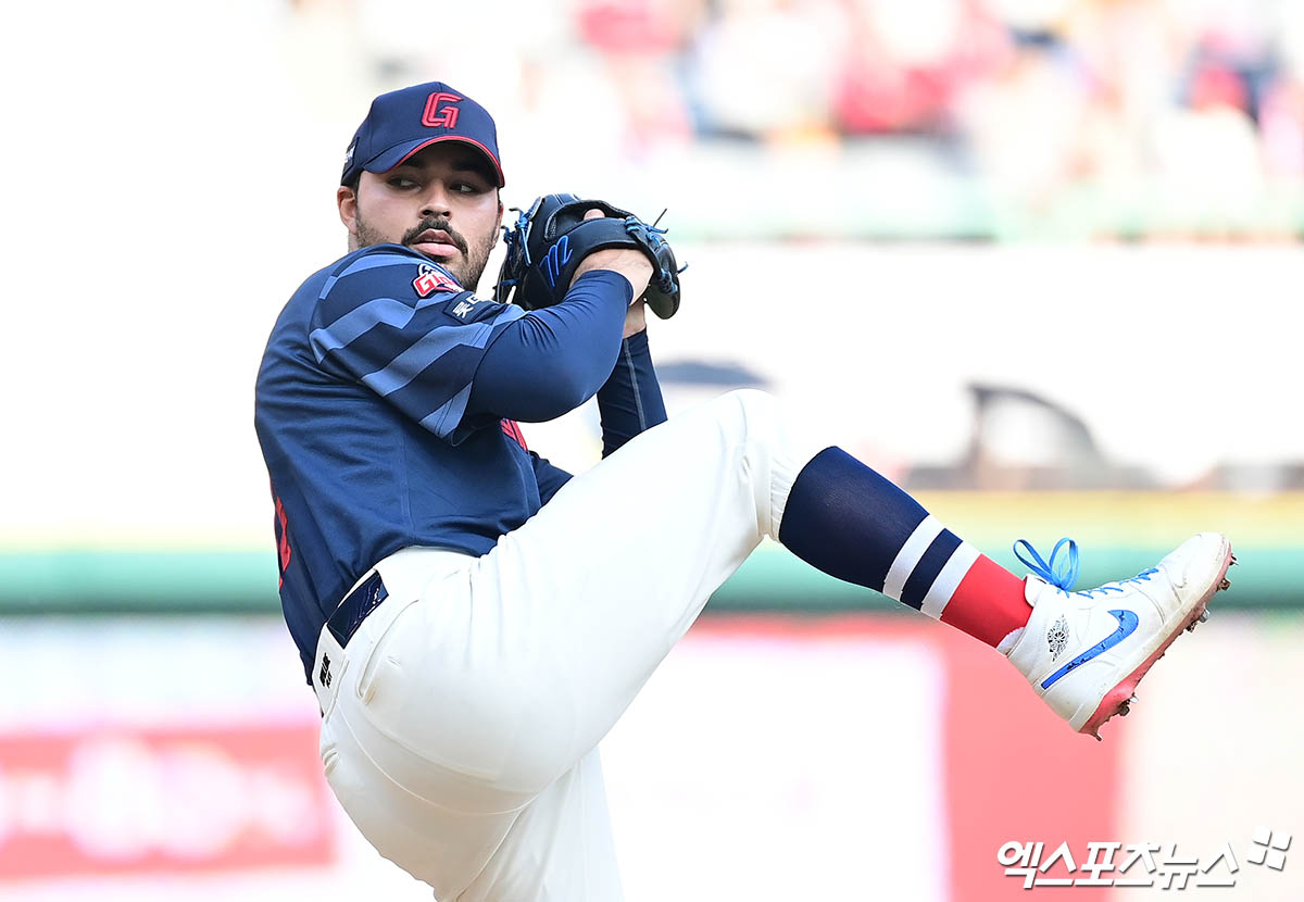 롯데 자이언츠 외인 선발투수 알렉 감보아가 올해 정규시즌 경기에 선발 등판해 역투하고 있다. 감보아는 KBO리그 6월 월간 MVP를 수상했다. 엑스포츠뉴스 DB