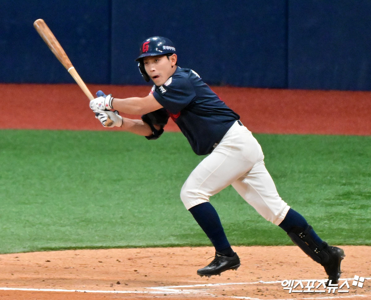 롯데 자이언츠 외야수 황성빈이 8일 부산 사직야구장에서 열리는 2025 신한 SOL Bank KBO리그 두산 베어스와의 팀 간 10차전에 앞서 1군 엔트리에 등록됐다. 지난 5월 5일 SSG 랜더스전에서 부상을 당한 뒤 64일 만에 복귀했다. 사진 엑스포츠뉴스 DB