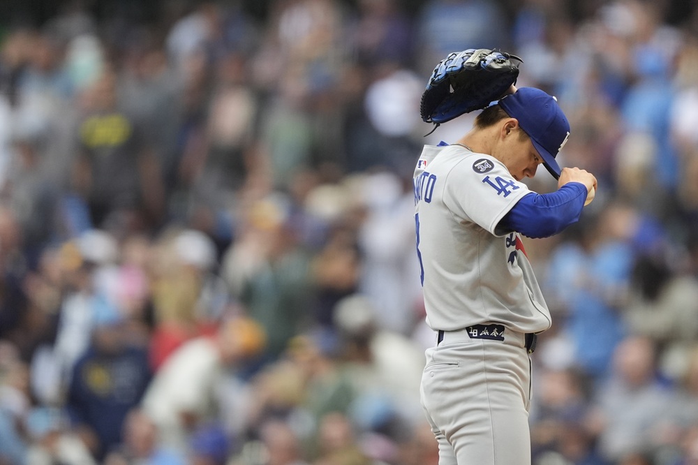LA 다저스 선발투수 야마모토 요시노부가 8일 미국 메이저리그 밀워키 브루어스전에 선발 등판해 실점 후 아쉬워하고 있다. 야마모토는 이날 1회를 마치지 못한 채 강판당했다. AP 연합뉴스