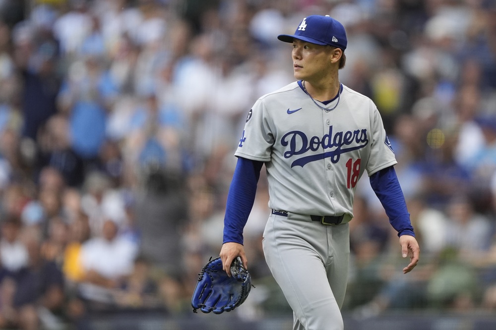 LA 다저스 선발투수 야마모토 요시노부가 8일 미국 메이저리그 밀워키 브루어스전에 선발 등판해 고전한 뒤 마운드에서 내려오고 있다. 야마모토는 이날 1회를 마치지 못한 채 강판당했다. AP 연합뉴스