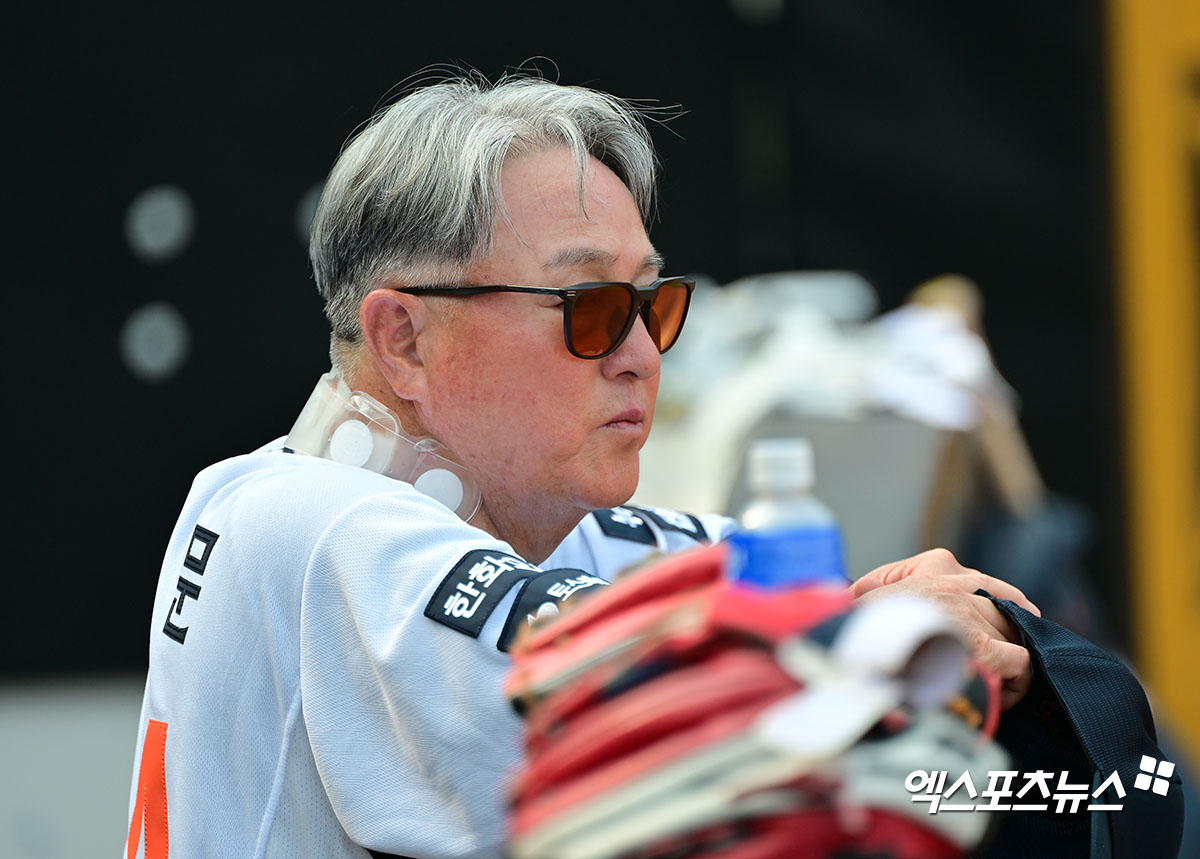 8일 오후 대전 한화생명 볼파크에서 열리는 '2025 신한 SOL Bank KBO리그' KIA 타이거즈와 한화 이글스의 경기, 한화 김경문 감독이 선수들의 훈련을 지켜보고 있다. 대전, 김한준 기자