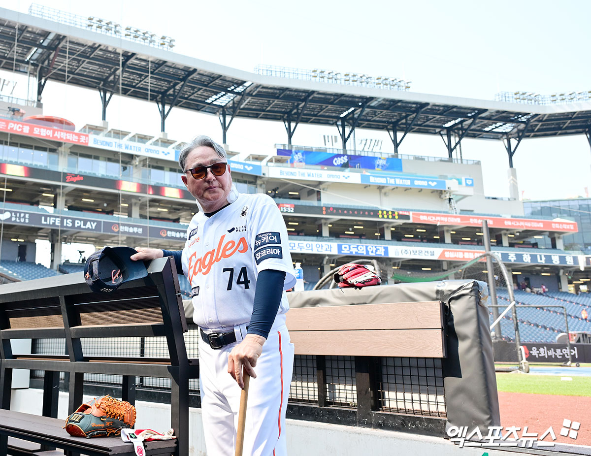 8일 오후 대전 한화생명 볼파크에서 열리는 '2025 신한 SOL Bank KBO리그' KIA 타이거즈와 한화 이글스의 경기, 한화 김경문 감독이 선수들의 훈련을 지켜보고 있다. 대전, 김한준 기자