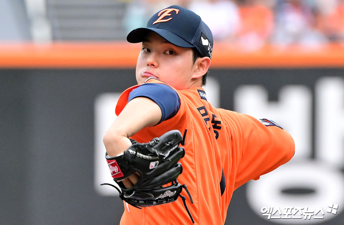 15일 오후 대전 한화생명 볼파크에서 열린 '2025 신한 SOL Bank KBO리그' LG 트윈스와 한화 이글스의 경기, 1회초 한화 선발투수 문동주가 공을 힘차게 던지고 있다. 엑스포츠뉴스DB