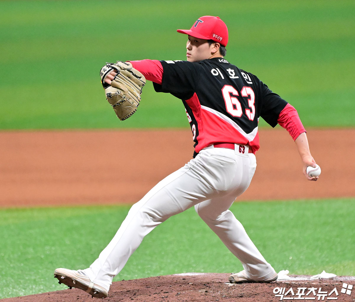 26일 오후 서울 구로구 고척스카이돔에서 열린 '2025 신한 SOL Bank KBO리그' KIA 타이거즈와 키움 히어로즈의 경기, 6회말 KIA 이호민이 공을 힘차게 던지고 있다. 엑스포츠뉴스DB