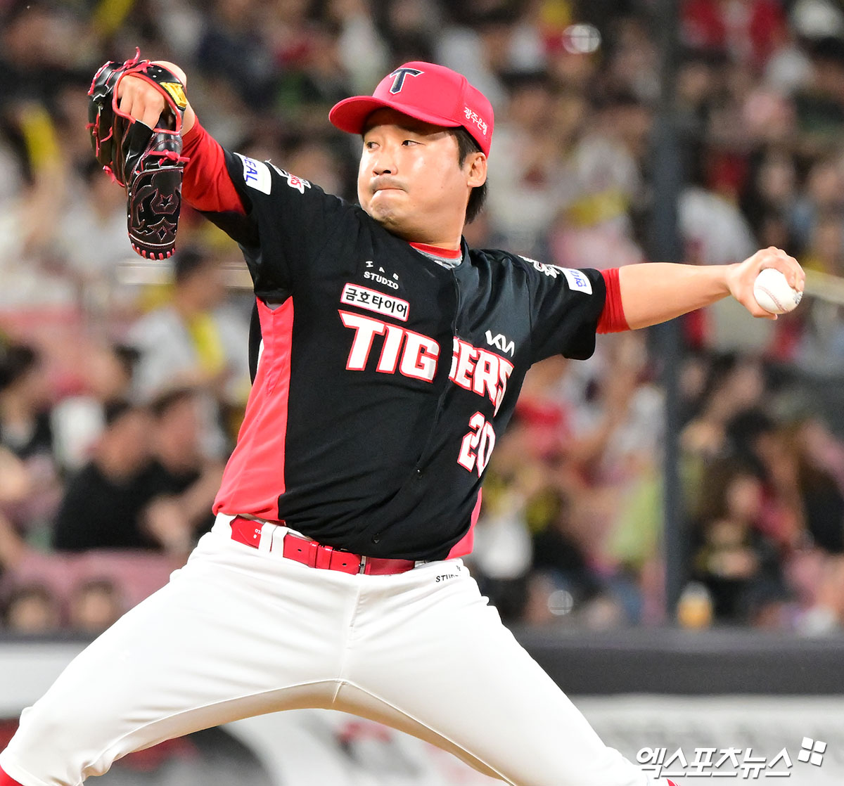 21일 오후 수원KT위즈파크에서 열린 '2025 신한 SOL Bank KBO리그' KIA 타이거즈와 KT 위즈의 경기, 6회말 KIA 이준영이 공을 힘차게 던지고 있다. 엑스포츠뉴스DB