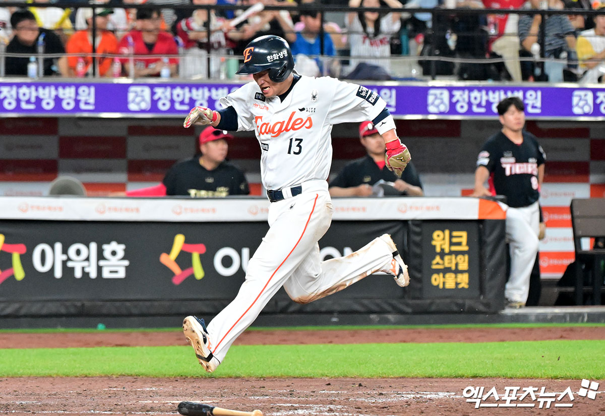 8일 오후 대전 한화생명 볼파크에서 열린 '2025 신한 SOL Bank KBO리그' KIA 타이거즈와 한화 이글스의 경기, 5회말 2사 1,2루 한화 최재훈이 리베라토의 1타점 적시타때 득점에 성공하고 있다. 대전, 김한준 기자