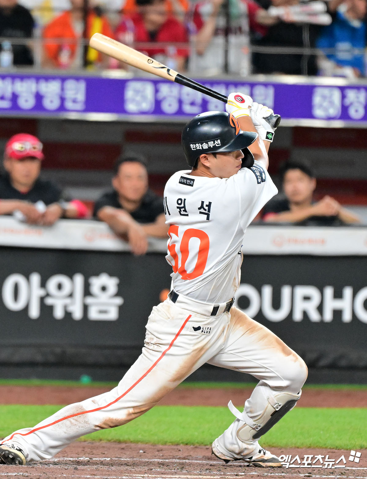 8일 오후 대전 한화생명 볼파크에서 열린 '2025 신한 SOL Bank KBO리그' KIA 타이거즈와 한화 이글스의 경기, 7회말 무사 1루 한화 이원석이 내야안타를 날리고 있다. 대전, 김한준 기자
