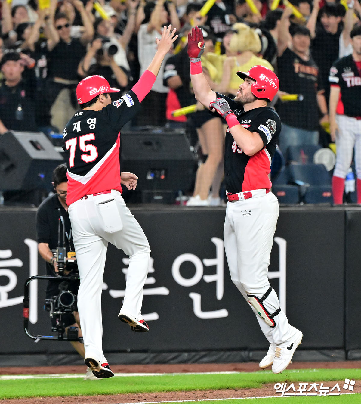 8일 오후 대전 한화생명 볼파크에서 열린 '2025 신한 SOL Bank KBO리그' KIA 타이거즈와 한화 이글스의 경기, 8회초 1사 만루 KIA 위즈덤이 만루 홈런을 날리고 있다. 대전, 김한준 기자