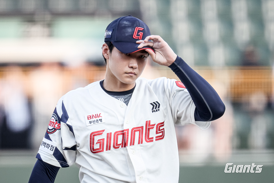 롯데 자이언츠 좌완 파이어볼러 유망주 홍민기가 8일 부산 사직야구장에서 열린 2025 신한 SOL Bank KBO리그 두산 베어스와의 팀 간 10차전에 선발등판, 5이닝 3피안타 7탈삼진 1실점으로 호투했다. 사진 롯데 자이언츠