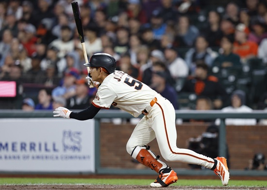 샌프란시스코 자이언츠 외야수 이정후가 최근 2경기 연속 안타 행진에도 9일 경기 7번 타자 중견수로 선발 출격한다. 이정후는 개인 통산 6타수 1안타 2삼진을 기록한 필라델피아 필리스 우완 선발 투수 타이후안 워커와 맞붙어 3경기 연속 안타에 도전한다. 연합뉴스