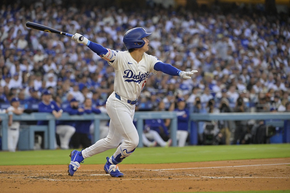 LA 다저스 김혜성이 올해 미국 메이저리그 정규시즌 경기에서 타격하고 있다. 김혜성은 9일 밀워키 브루어스전서 3경기 연속 선발 출장에 나선다. REUTERS 연합뉴스