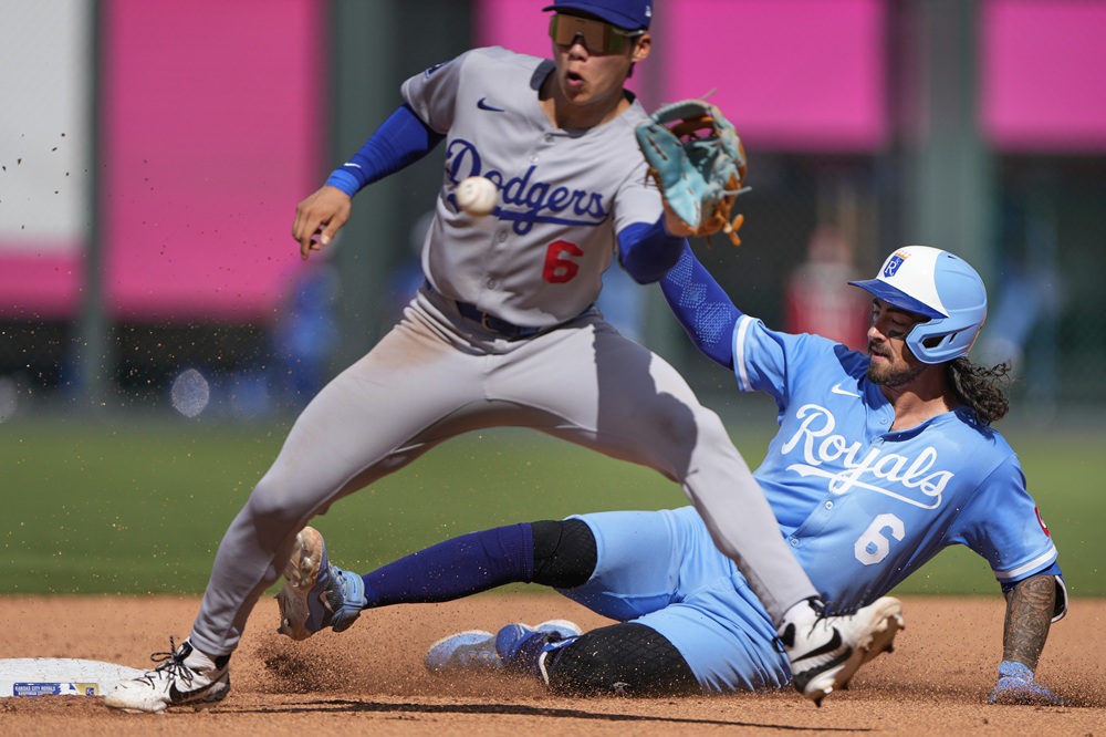 LA 다저스 김혜성이 올해 미국 메이저리그 정규시즌 경기에서 수비하고 있다. 김혜성은 9일 밀워키 브루어스전서 3경기 연속 선발 출장에 나선다. AP 연합뉴스