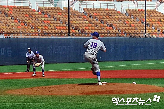 경기항공고 투수 양우진이 9일 서울 목동야구장에서 열린 제80회 청룡기 전국고교야구선수권대회 8강전에 선발 등판해 투구하고 있다. 목동, 김근한 기자