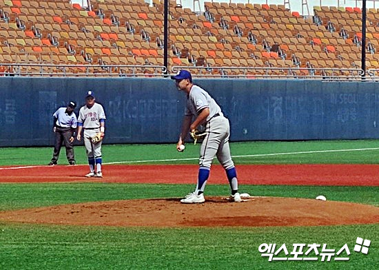 경기항공고 투수 양우진이 9일 서울 목동야구장에서 열린 제80회 청룡기 전국고교야구선수권대회 8강전에 선발 등판해 투구하고 있다. 목동, 김근한 기자