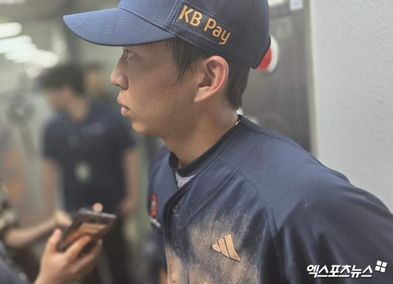 두산 베어스 김민석이 지난 8일 사직 롯데 자이언츠전 종료 후 취재진과 인터뷰를 진행했다. 사진 엑스포츠뉴스