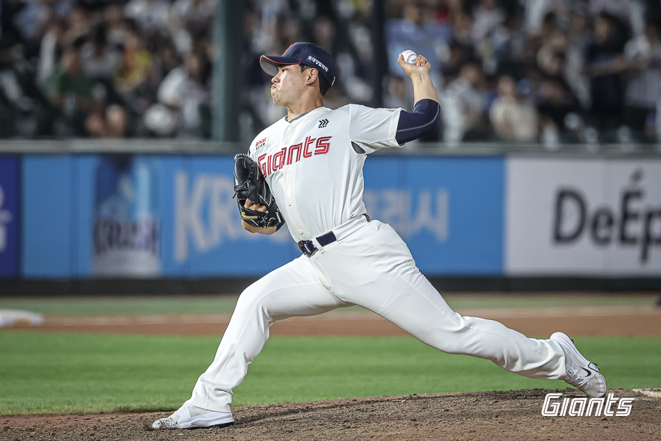 롯데 자이언츠 좌완 김진욱이 지난 8일 사직 두산 베어스전에서 2점 홈런을 허용한 이튿날 1군 엔트리에서 말소, 2군행을 통보 받았다. 사진 롯데 자이언츠