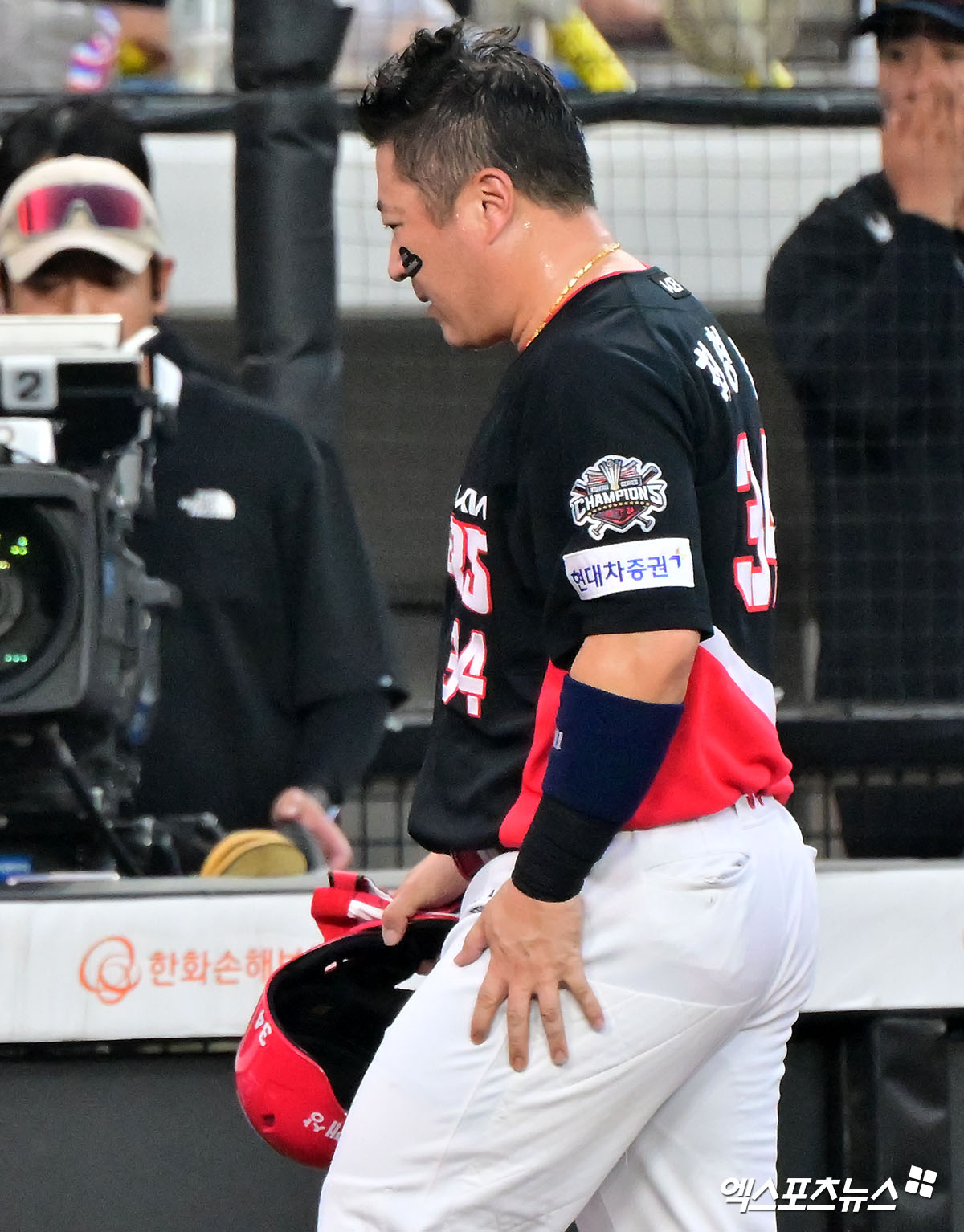 8일 오후 대전 한화생명 볼파크에서 열린 '2025 신한 SOL Bank KBO리그' KIA 타이거즈와 한화 이글스의 경기, 3회초 1사 2,3루 KIA 최형우가 부상으로 인해 교체되고 있다. 대전, 김한준 기자