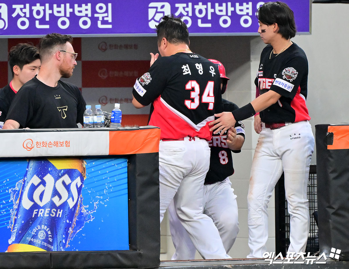 8일 오후 대전 한화생명 볼파크에서 열린 '2025 신한 SOL Bank KBO리그' KIA 타이거즈와 한화 이글스의 경기, 3회초 1사 2,3루 KIA 최형우가 부상으로 인해 교체되고 있다. 대전, 김한준 기자