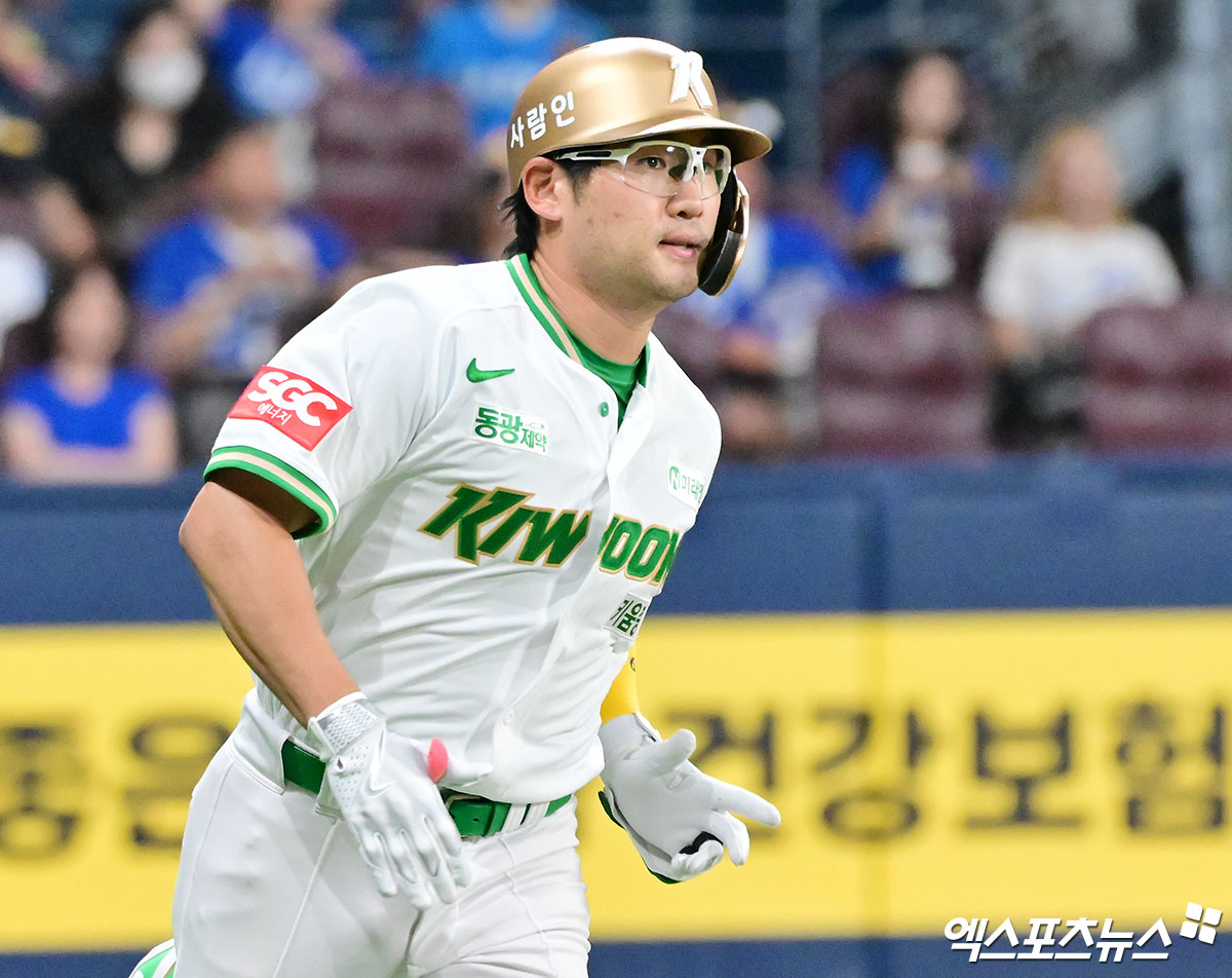 지난달 27일 오후 서울 구로구 고척스카이돔에서 열린 '2025 신한 SOL Bank KBO리그' 삼성 라이온즈와 키움 히어로즈의 경기, 3회말 무사 1루 키움 임지열이 중전안타를 날리고 있다. 엑스포츠뉴스 DB